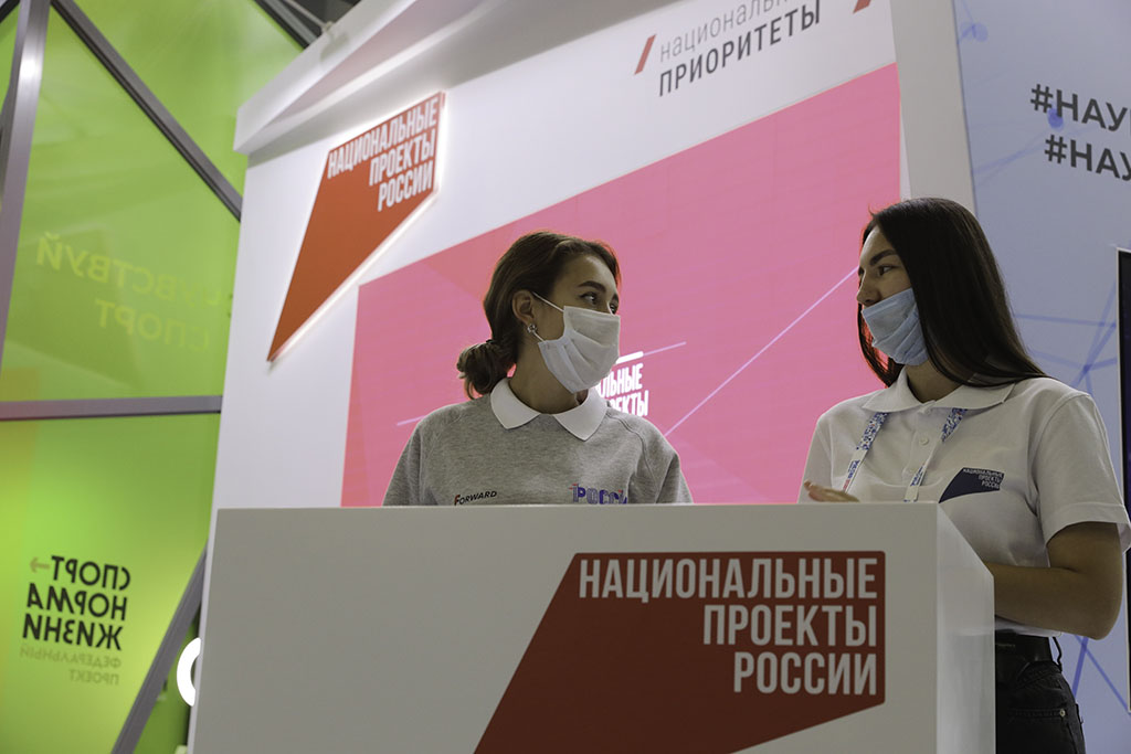 Тематический стенд АНО «Национальные приоритеты», посвященный национальным проектам и мероприятиям Года науки и технологий в России, стал одним из центров притяжения на Форуме